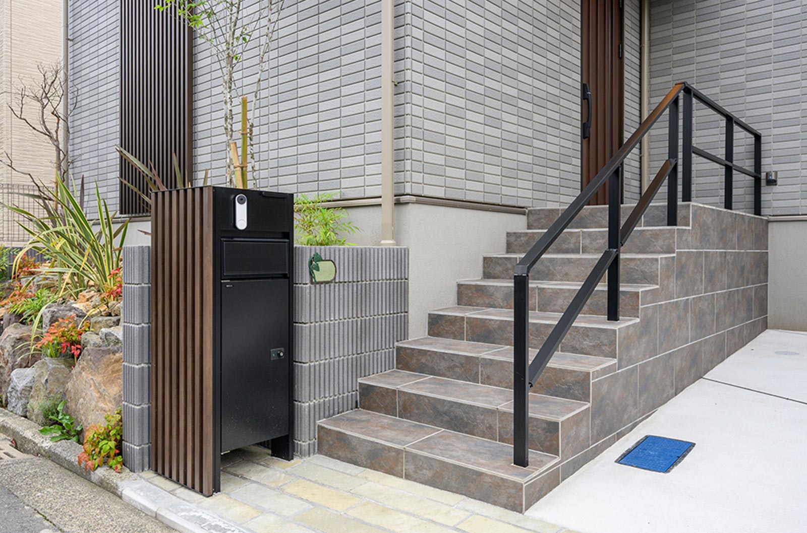 イメージ_東京セキスイハイム建築実例_門柱の側面部に格子状のスクリーンを設置して、外壁の化粧格子と調和したエントランスに