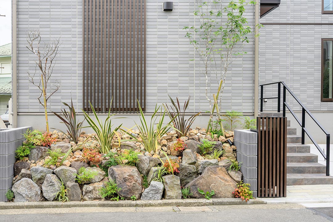 イメージ_アオダモやニューサイランなど、ゴロタ石と相性のよい植栽をセレクト