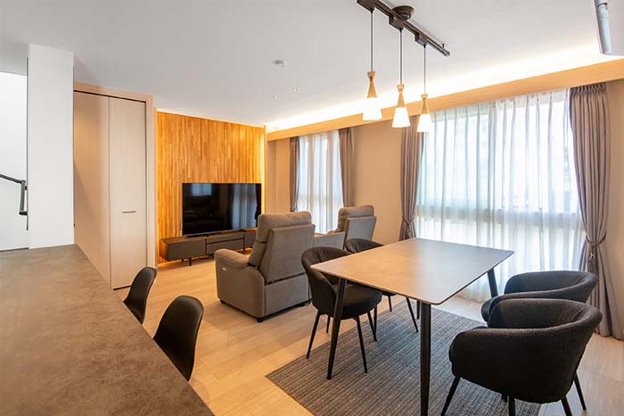 北向きの狭小地に明るさと開放感をもたらす3階建て都市型住宅