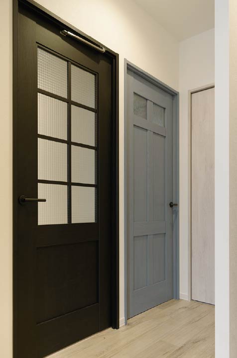東京セキスイハイム建築実例_色や素材など工夫したドア