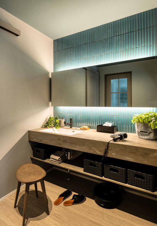 環八蒲田デシオ展示場_間接照明を組み合わせたミラーが映えるカウンター型の洗面台