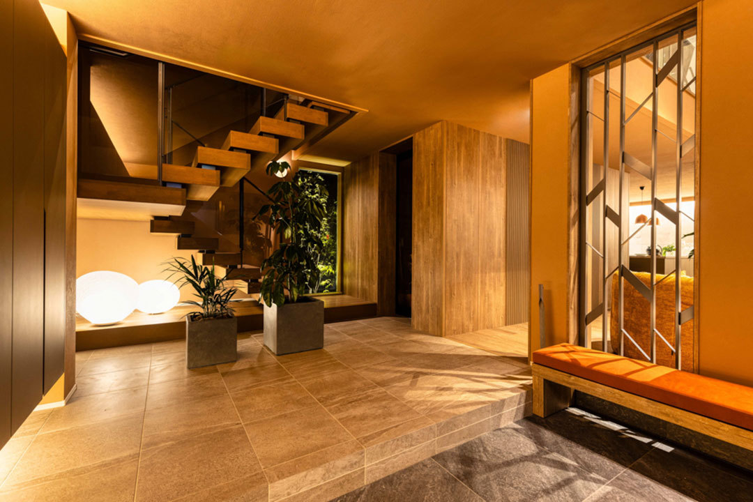 環八蒲田デシオ展示場_ブラウン系の落ち着いたカラー。タイル仕上げの床は上質感を演出