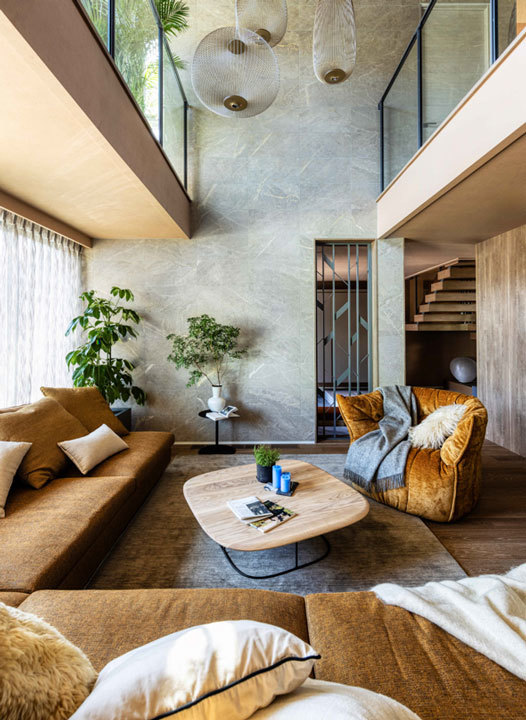 環八蒲田デシオ展示場_吹抜けに伸びやかにデザインされた石目のタイルが美しい