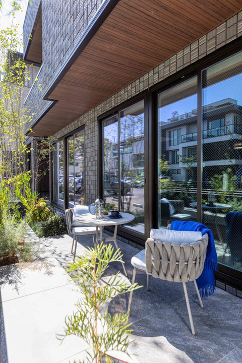 環八蒲田デシオ展示場_造り付けのベンチとデッキチェアのあるテラスで午後のひと時を