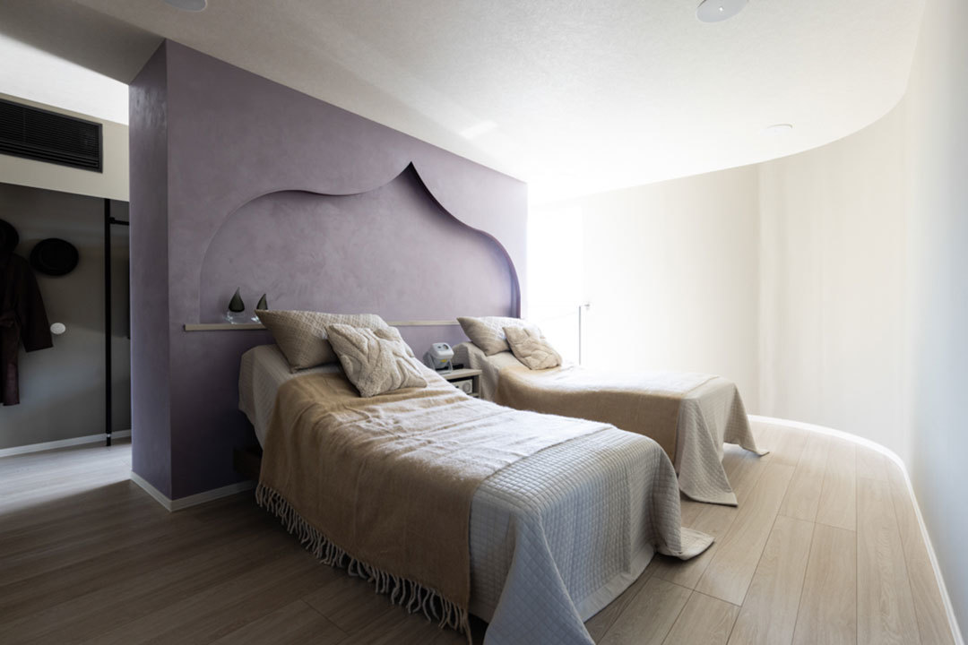 新所沢デシオ展示場_カーブを描いたアール壁が柔らかさや温かみ、非日常的な空間を演出