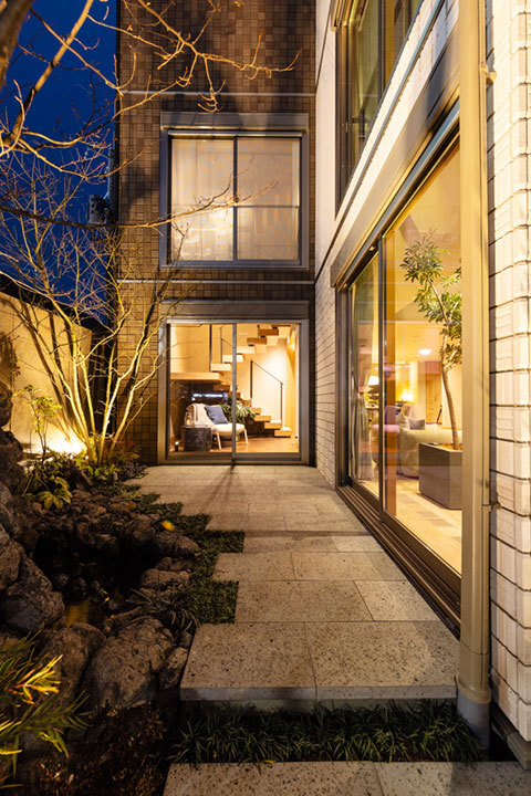 新所沢デシオ展示場_室内から滝を眺められる癒しの屋外空間