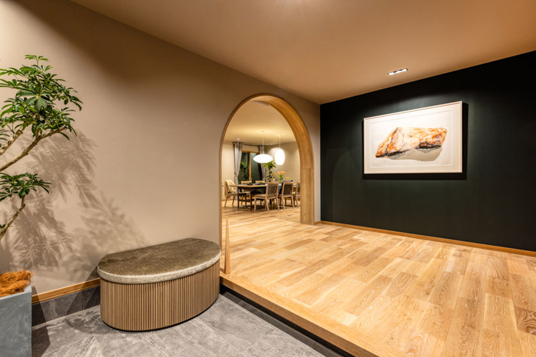 新所沢デシオ展示場_その先へと導かれるような感覚をもたらす意匠性の際立つホール