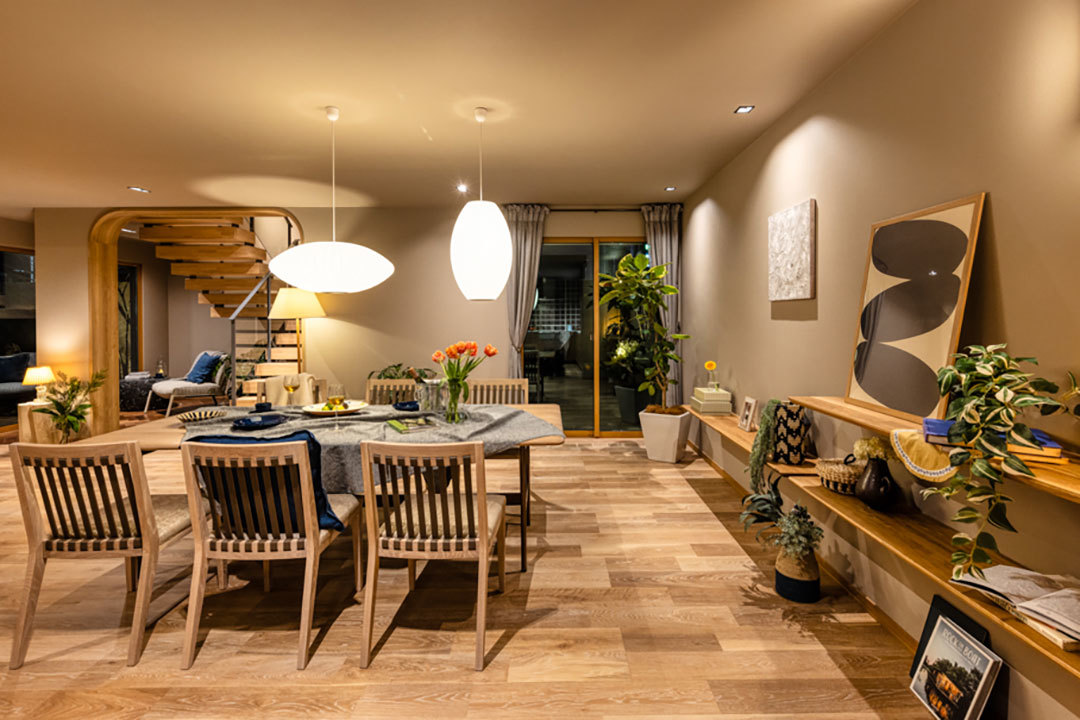 新所沢デシオ展示場_好きなものに囲まれ内庭を眺めながらゆったりと過ごす