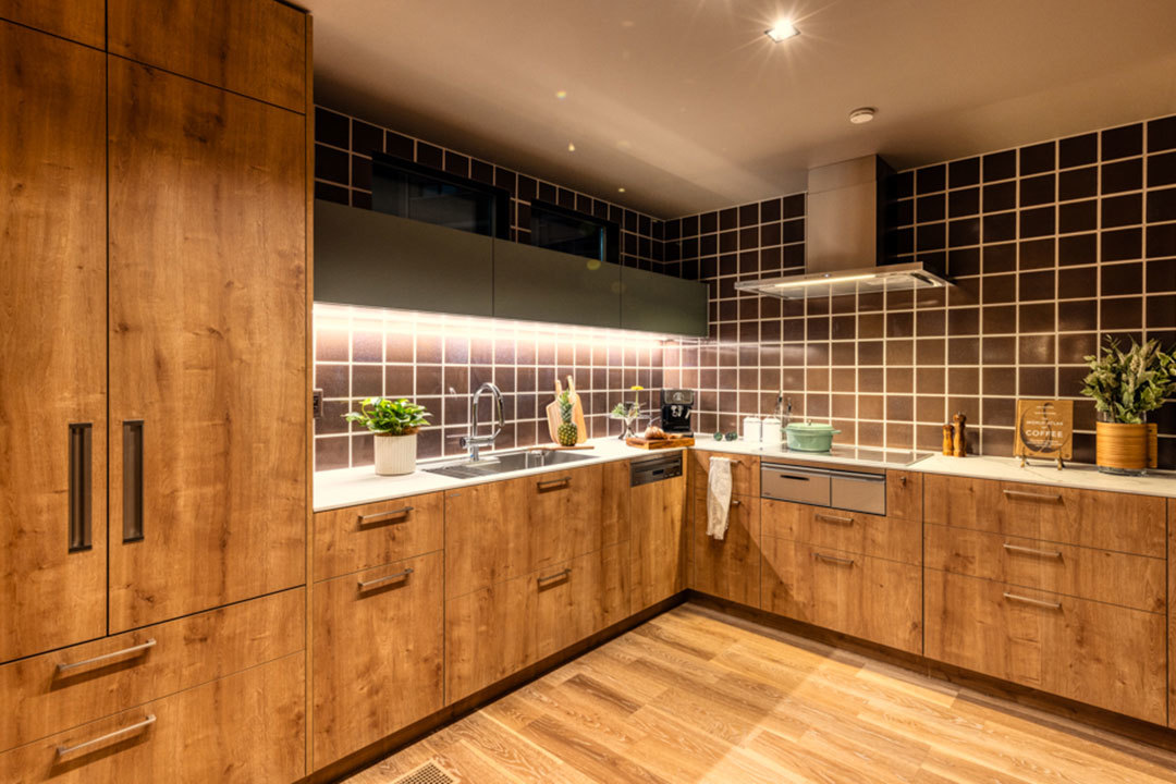 新所沢デシオ展示場_家族で賑やかに料理を楽しむこともできるゆとりのキッチン空間