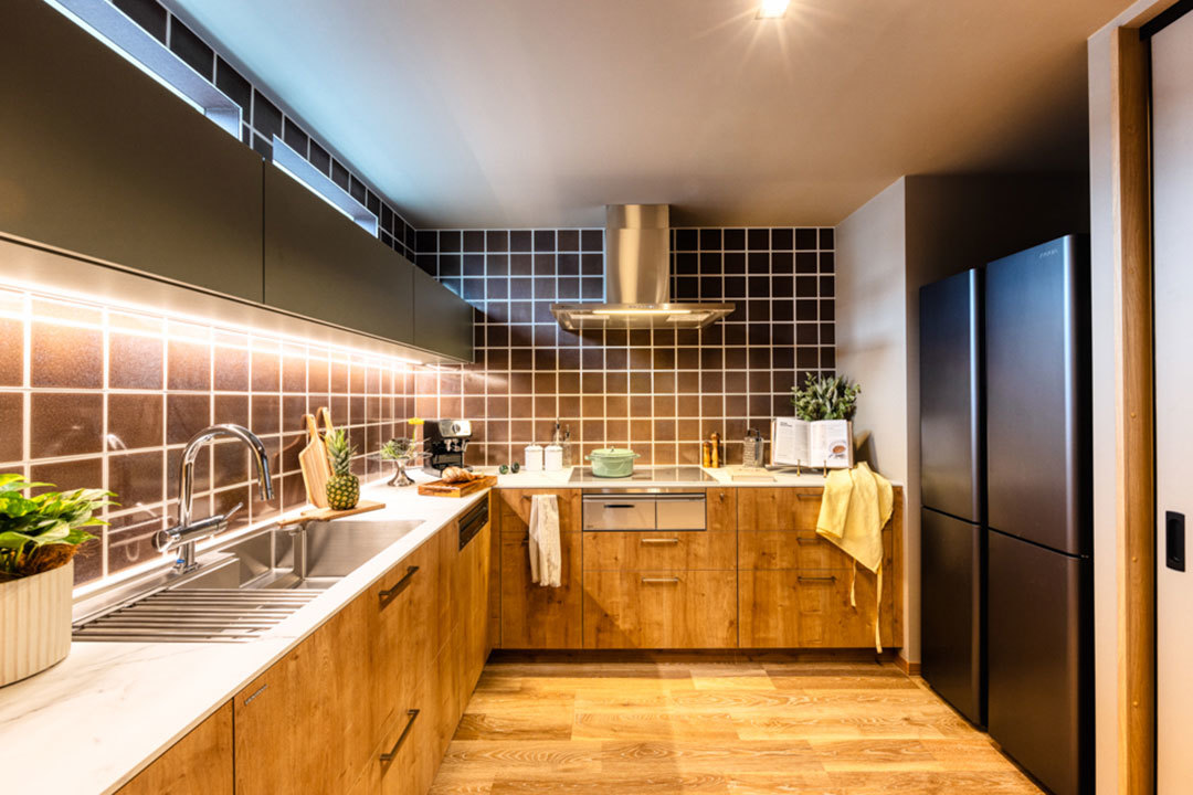 新所沢デシオ展示場_L型で手の届くところにパントリーを配した使いやすい独立型のキッチン