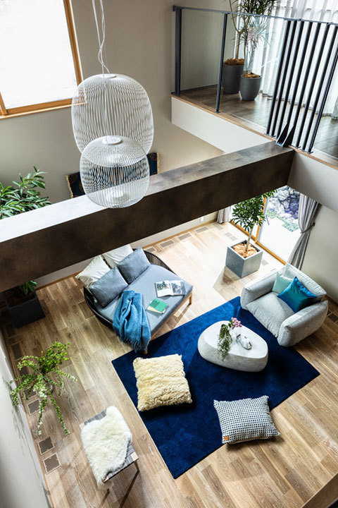 新所沢デシオ展示場_上質なアイテムでコーディネートされたリビングを見降ろすアトリウム