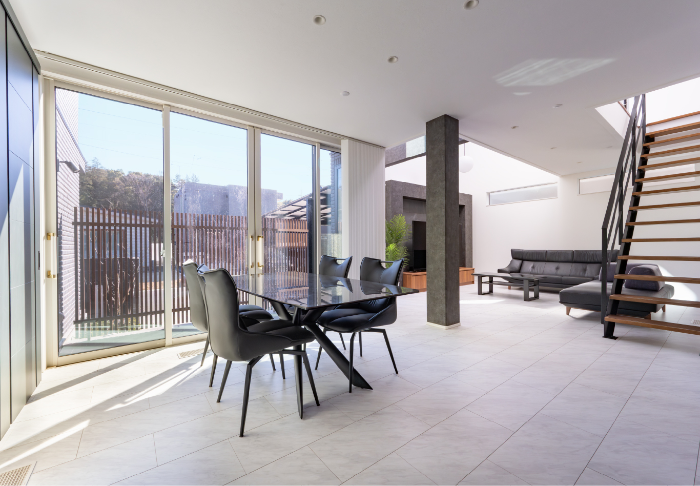 構造の美を移ろう光